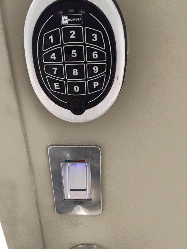 bloc porte avec serrure motorisée en Corse